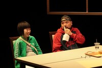 第10回北海道戯曲賞 大賞受賞公演「迷惑な客」より。（撮影：原田直樹 / n-foto）