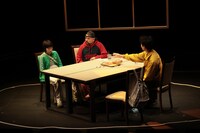 第10回北海道戯曲賞 大賞受賞公演「迷惑な客」より。（撮影：原田直樹 / n-foto）