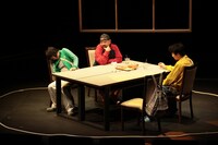 第10回北海道戯曲賞 大賞受賞公演「迷惑な客」より。（撮影：原田直樹 / n-foto）