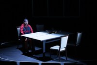 第10回北海道戯曲賞 大賞受賞公演「迷惑な客」より。（撮影：原田直樹 / n-foto）