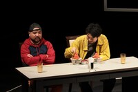 第10回北海道戯曲賞 大賞受賞公演「迷惑な客」より。（撮影：原田直樹 / n-foto）