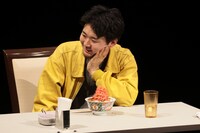 第10回北海道戯曲賞 大賞受賞公演「迷惑な客」より。（撮影：原田直樹 / n-foto）