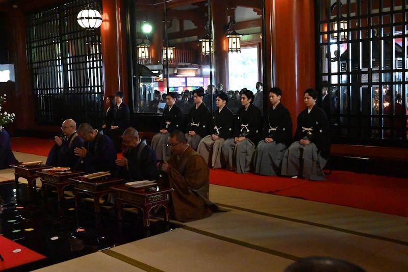 浅草寺本堂で行われた「新春浅草歌舞伎」成功祈願の様子。