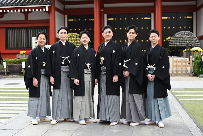 「新春浅草歌舞伎」成功祈願・取材会より、左から中村鶴松、市川染五郎、中村莟玉、中村橋之助、市川男寅、尾上左近。