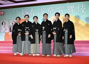 「新春浅草歌舞伎」成功祈願・取材会より、左から中村鶴松、市川染五郎、中村莟玉、中村橋之助、市川男寅、尾上左近。