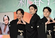 「新春浅草歌舞伎」にちなんだ“A”ポーズをする中村鶴松（左）、市川染五郎（中央）、中村莟玉（右）。