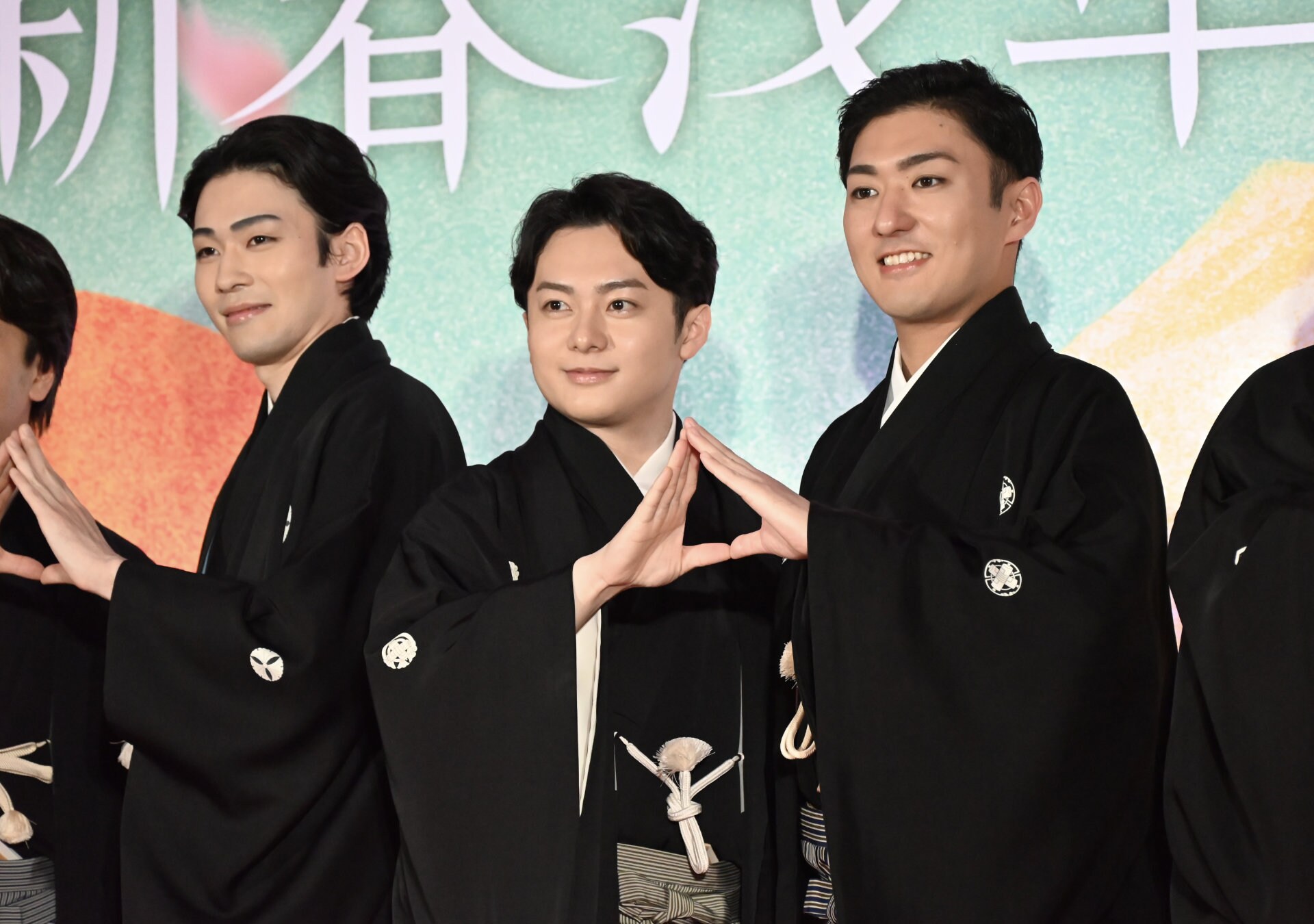 新春浅草歌舞伎」にちなんだ“A”ポーズ誕生！座頭・中村橋之助のテーマ
