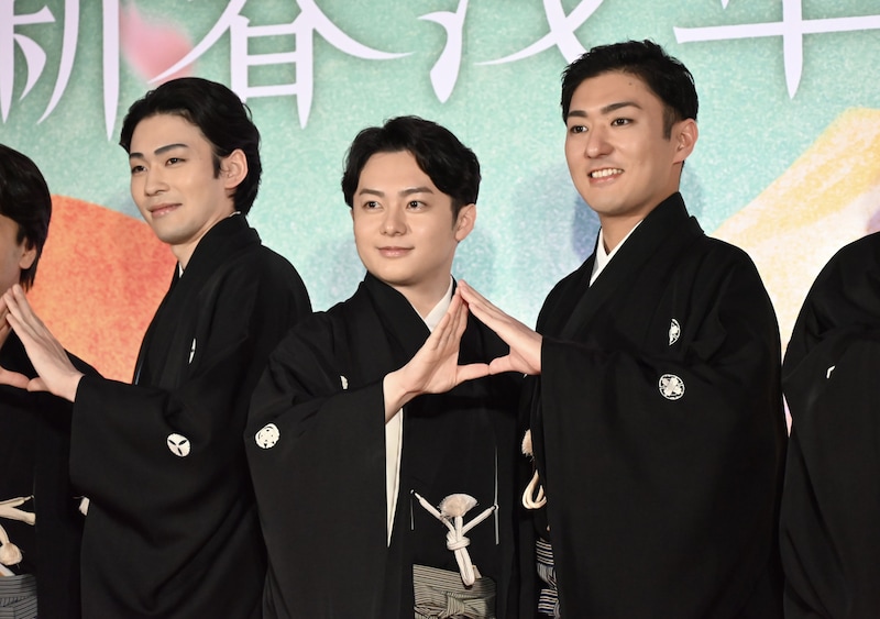 「新春浅草歌舞伎」にちなんだ“A”ポーズをする市川染五郎（左）、中村莟玉（中央）、中村橋之助（右）。