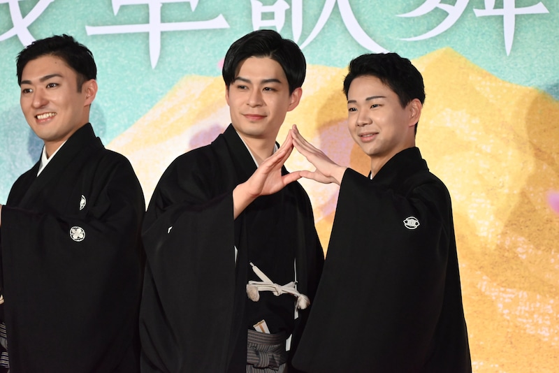 「新春浅草歌舞伎」にちなんだ“A”ポーズをする中村橋之助（左）、市川男寅（中央）、尾上左近（右）。