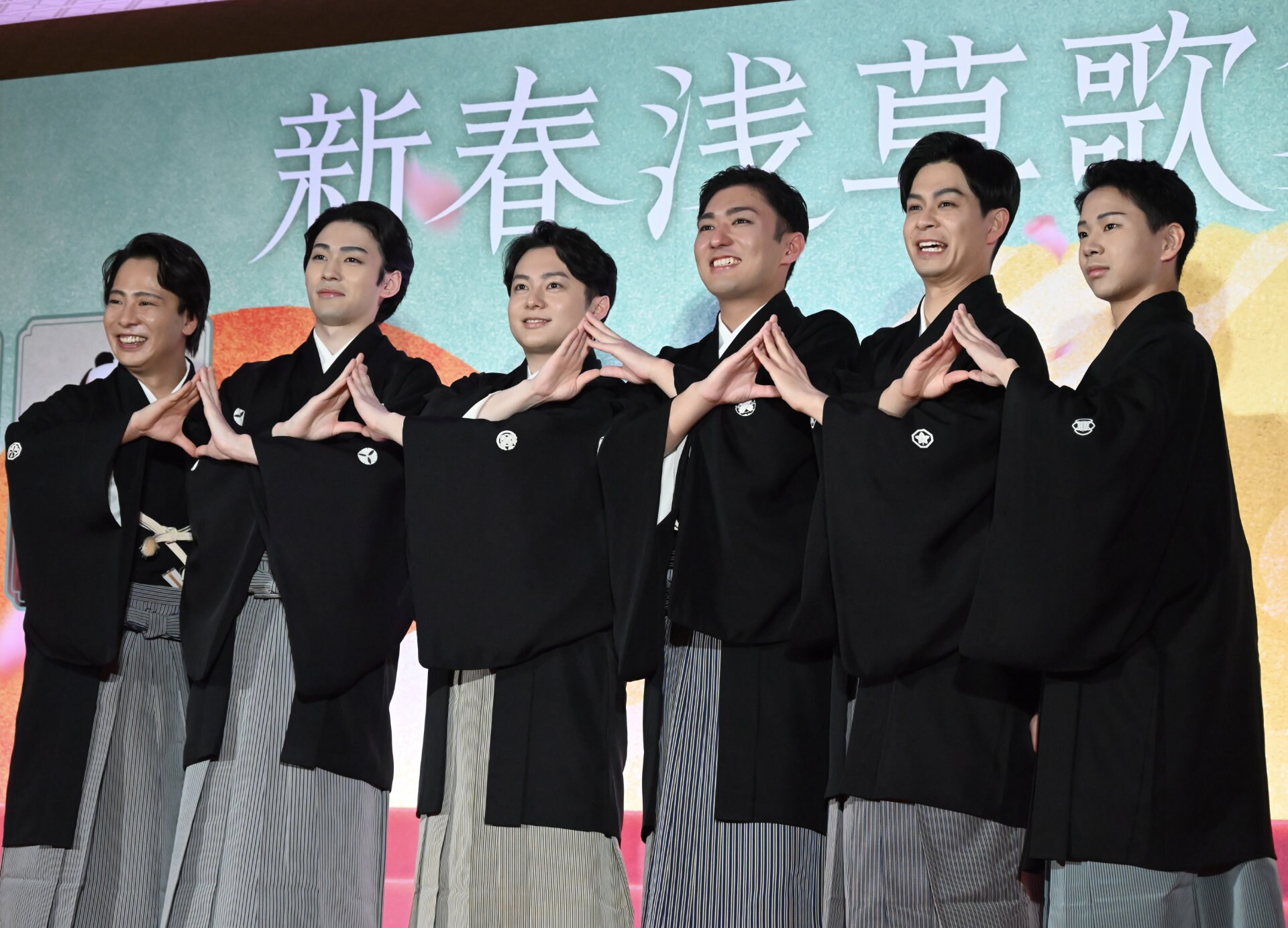 新春浅草歌舞伎」にちなんだ“A”ポーズを流行らせたい！と意気込む一同
