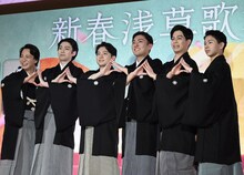「新春浅草歌舞伎」にちなんだ“A”ポーズを流行らせたい！と意気込む一同。左から中村鶴松、市川染五郎、中村莟玉、中村橋之助、市川男寅、尾上左近。