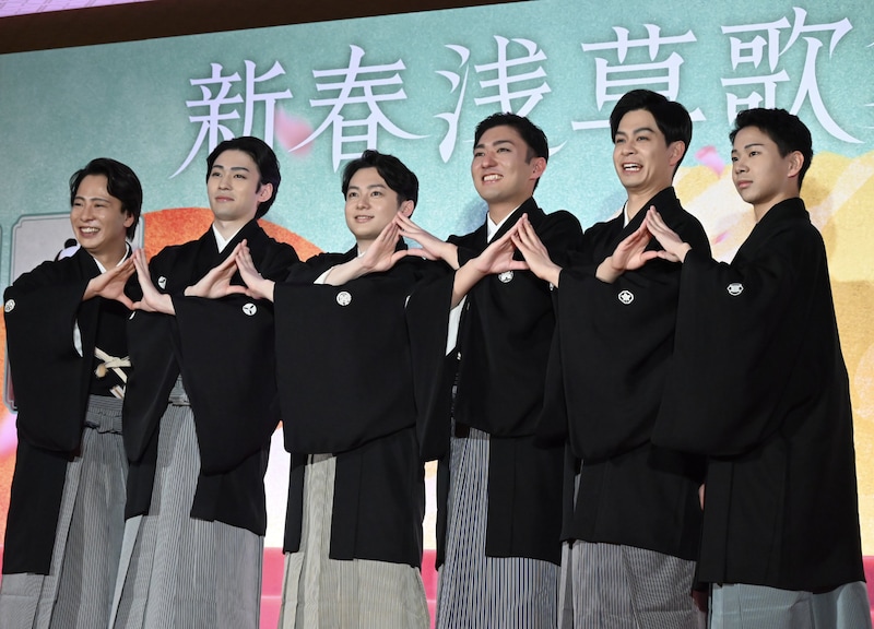 「新春浅草歌舞伎」にちなんだ“A”ポーズを流行らせたい！と意気込む一同。左から中村鶴松、市川染五郎、中村莟玉、中村橋之助、市川男寅、尾上左近。