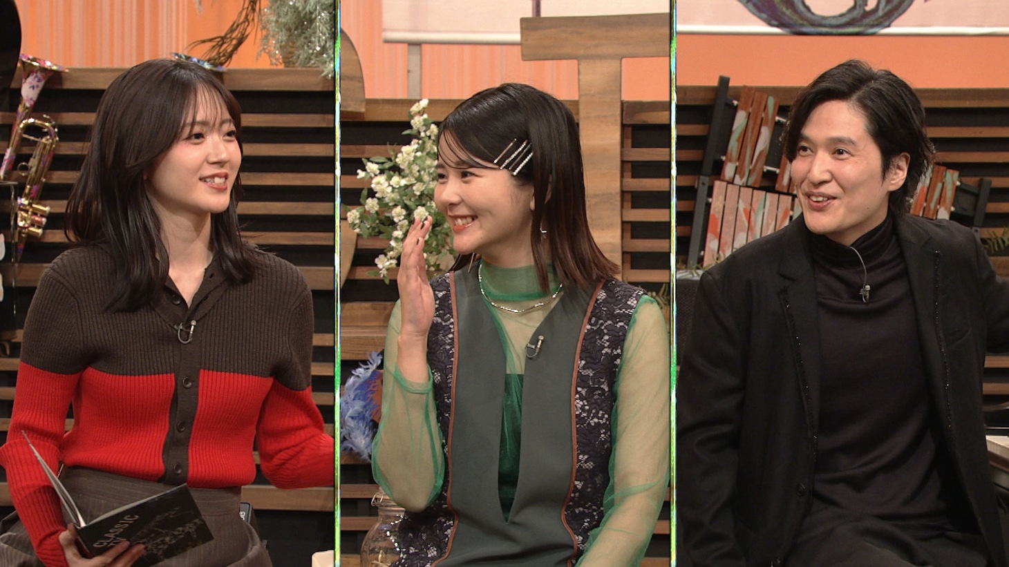「クラシックTV『超オススメ！武満徹の世界にハマる！』」より。左から鈴木愛理、田村芽実、清塚信也。（写真提供：NHK）