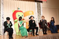 ミュージカル「ISSA in Paris」制作発表会見より、アルクマ、一茶さんと登壇者一同。