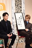 ミュージカル「ISSA in Paris」制作発表会見より、一茶さんが用意した俳句を読み上げる岡宮来夢（右）。