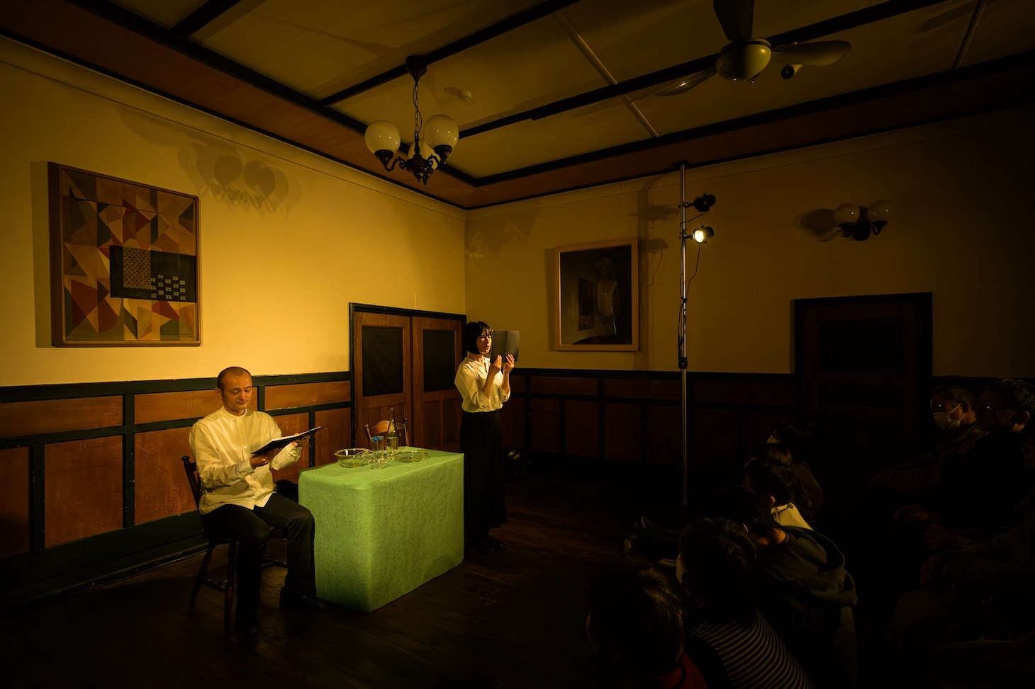 「MPAD2025」より、田中遊×広田ゆうみ「耳で楽しむ古事記～その5 天孫降臨」の様子。（撮影：松原豊）