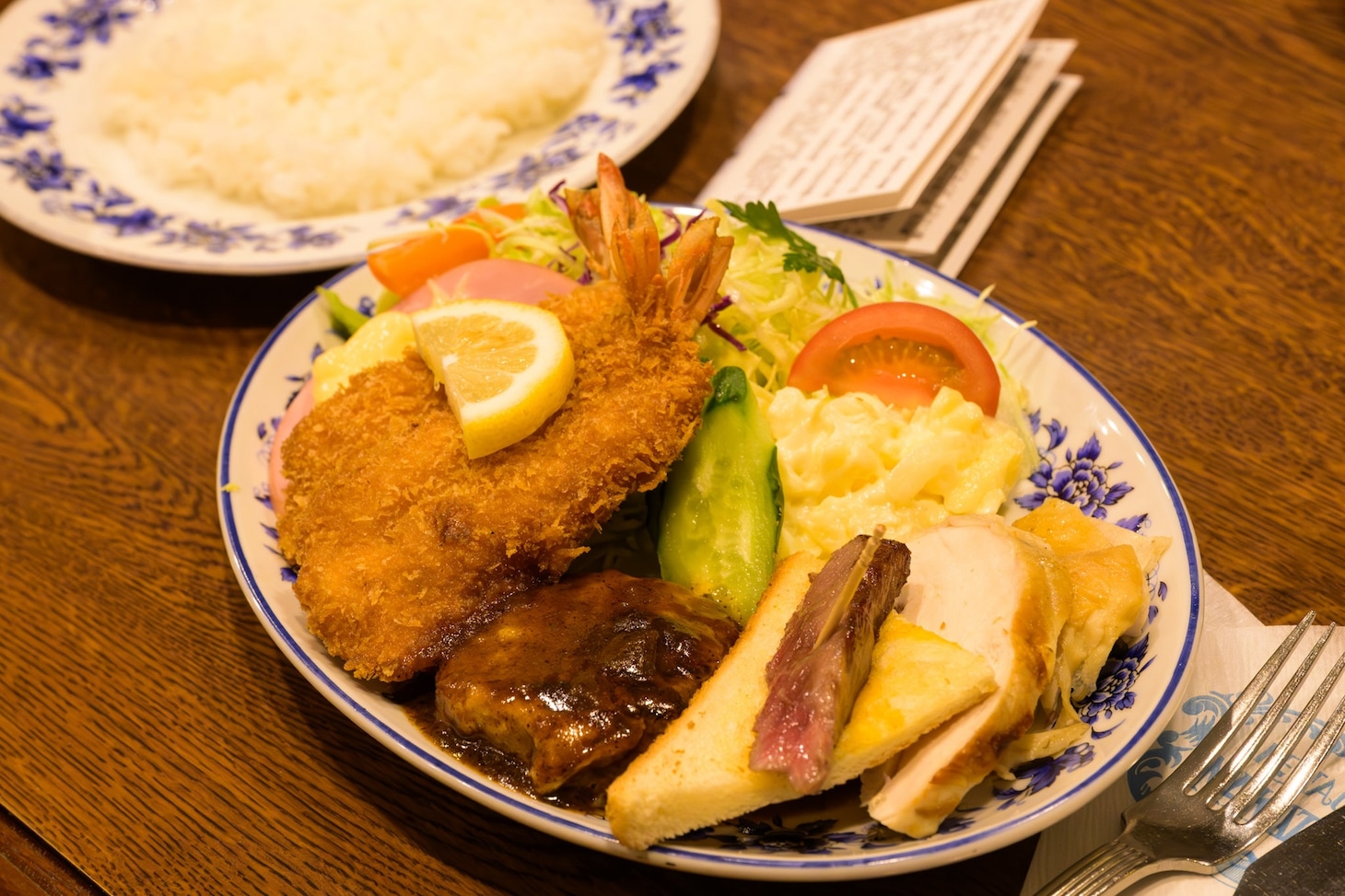 「MPAD2025」より、田中遊×広田ゆうみ「耳で楽しむ古事記～その5 天孫降臨」の会場となった中津軒のMPAD特別プレート。（撮影：松原豊）