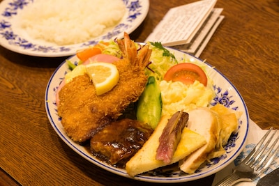 「MPAD2025」より、田中遊×広田ゆうみ「耳で楽しむ古事記～その5 天孫降臨」の会場となった中津軒のMPAD特別プレート。（撮影：松原豊）