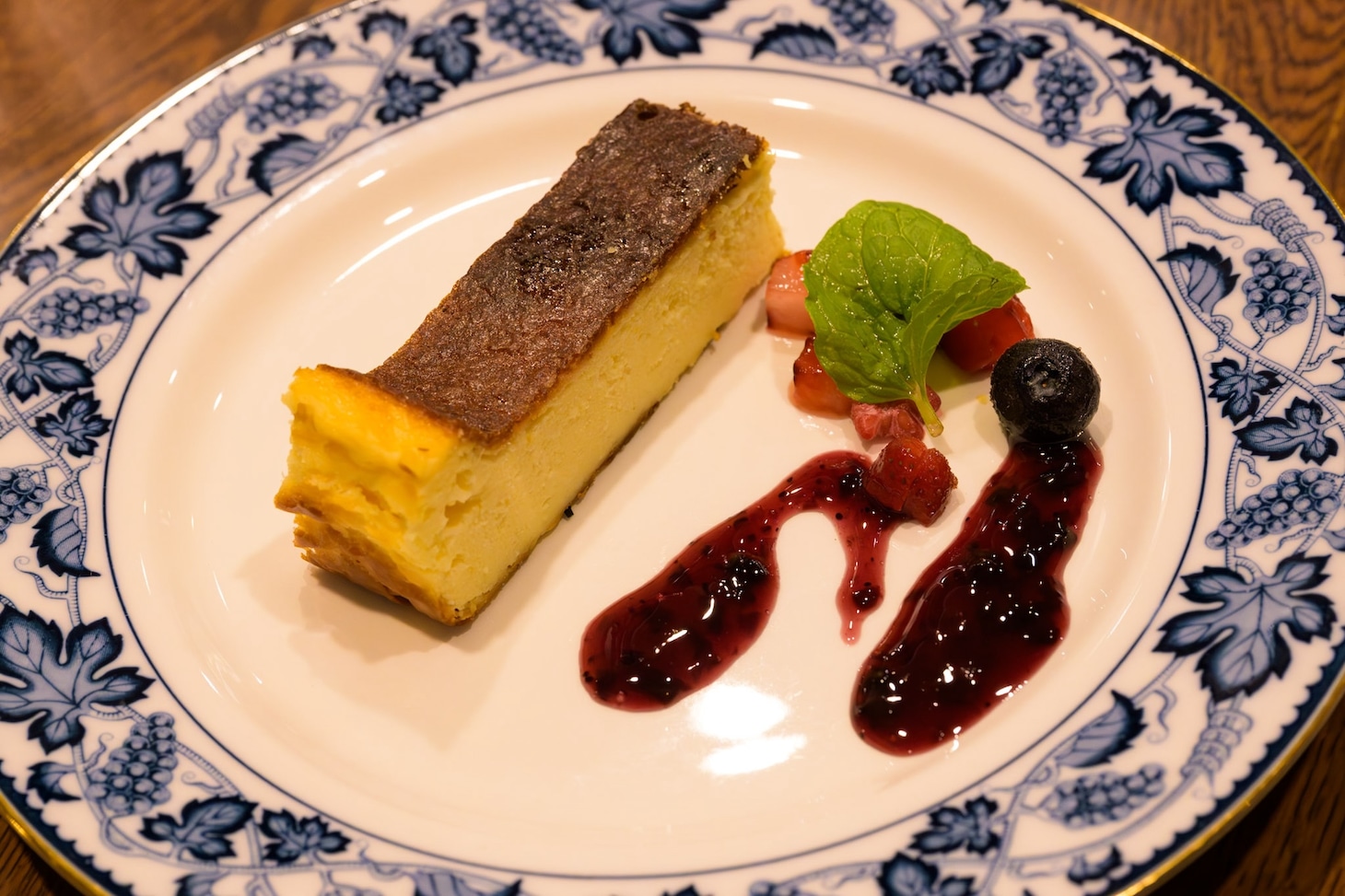 「MPAD2025」より、田中遊×広田ゆうみ「耳で楽しむ古事記～その5 天孫降臨」の会場となった中津軒のデザートプレート。（撮影：松原豊）