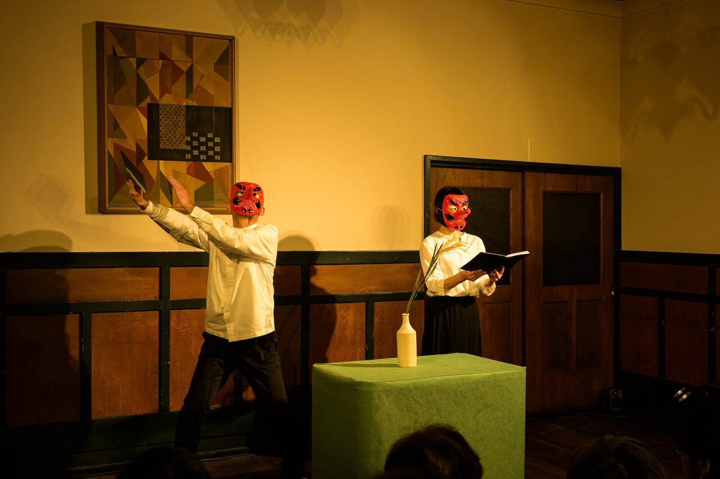 「MPAD2025」より、田中遊×広田ゆうみ「耳で楽しむ古事記～その5 天孫降臨」の様子。（撮影：松原豊）