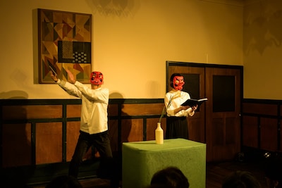 「MPAD2025」より、田中遊×広田ゆうみ「耳で楽しむ古事記～その5 天孫降臨」の様子。（撮影：松原豊）