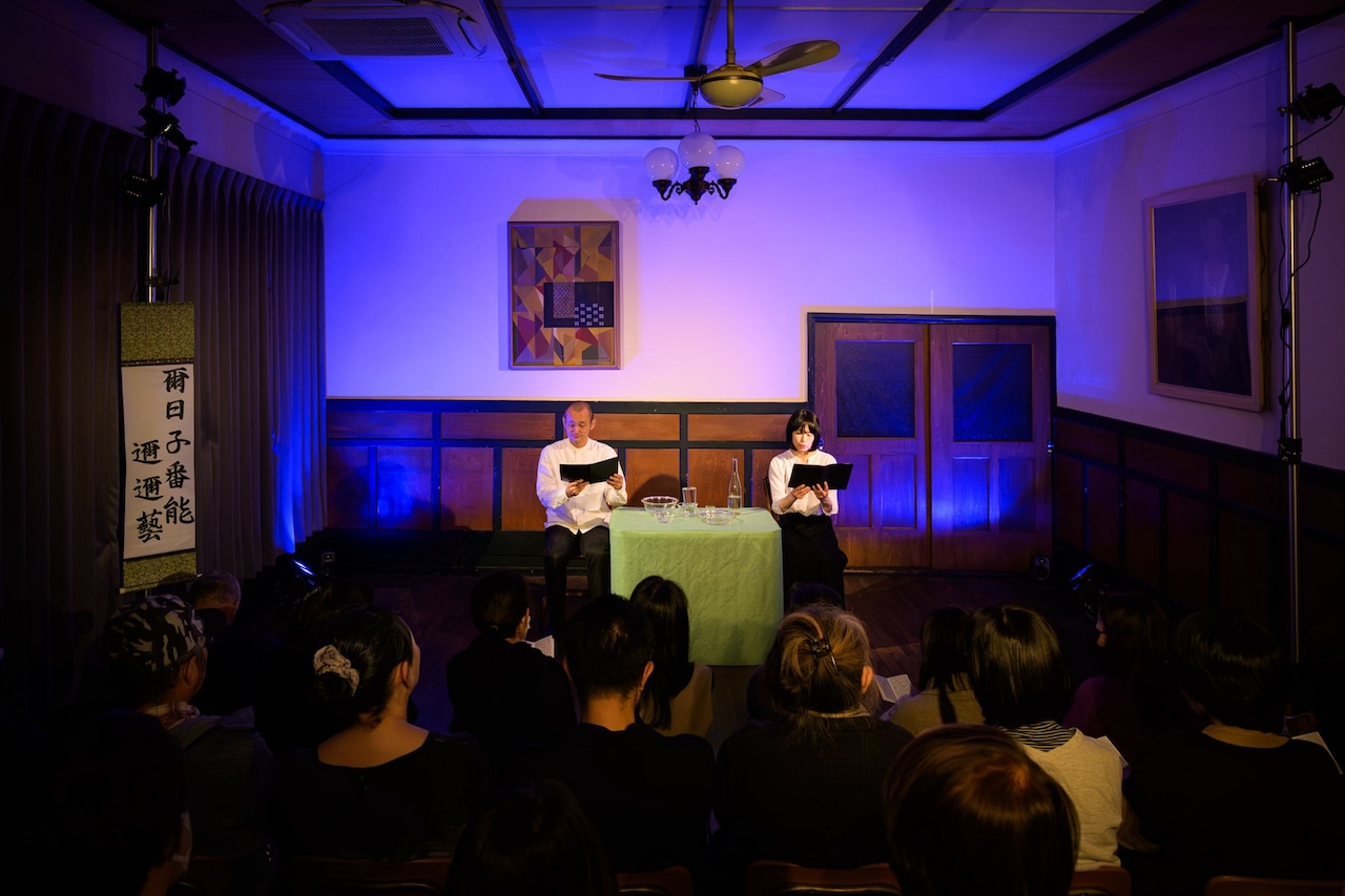 「MPAD2025」より、田中遊×広田ゆうみ「耳で楽しむ古事記～その5 天孫降臨」の様子。（撮影：松原豊）