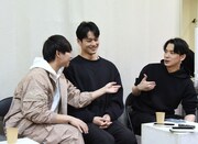 左から須賀健太、中川大輔、小林唯。「1995117546」カンパニーは和気あいあいとした座組であることがうかがえる。