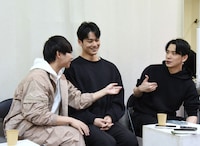 左から須賀健太、中川大輔、小林唯。「1995117546」カンパニーは和気あいあいとした座組であることがうかがえる。