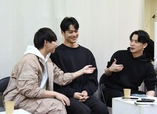 左から須賀健太、中川大輔、小林唯。「1995117546」カンパニーは和気あいあいとした座組であることがうかがえる。