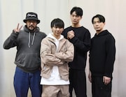左からウォーリー木下、須賀健太、中川大輔、小林唯。カメラを向けると、サービス精神旺盛なウォーリーはピースで応えてくれた。