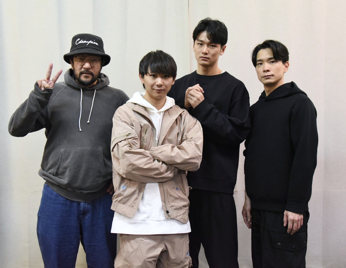 左からウォーリー木下、須賀健太、中川大輔、小林唯。カメラを向けると、サービス精神旺盛なウォーリーはピースで応えてくれた。