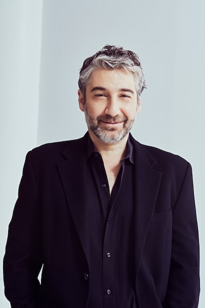 演出を手がけるスコット・シュワルツ。