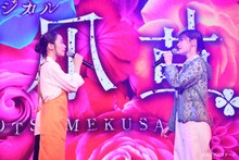 ミュージカル「白爪草」制作発表より。左から屋比久知奈、唯月ふうか。（撮影：宮川舞子）