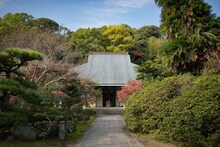 「MPAD2025」より、鎌ヶ谷アルトギルドによる山田風太郎「さようなら」の会場となった塔世山 四天王寺。（撮影：森井一鷹）