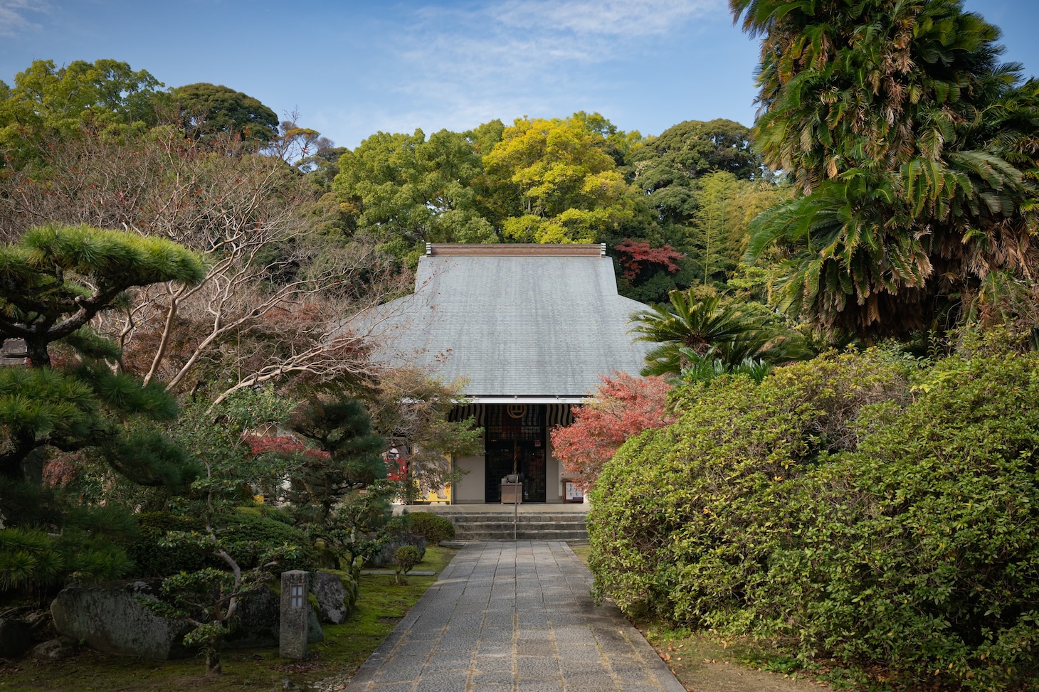 「MPAD2025」より、鎌ヶ谷アルトギルドによる山田風太郎「さようなら」の会場となった塔世山 四天王寺。（撮影：森井一鷹）