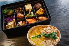 「MPAD2025」より、鎌ヶ谷アルトギルドによる山田風太郎「さようなら」で振る舞われたキッチンワークペコリーノのお弁当。（撮影：森井一鷹）