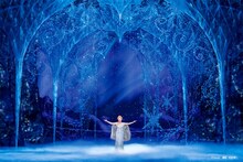 劇団四季 ディズニーミュージカル「アナと雪の女王」より。©Disney（撮影：阿部章仁）