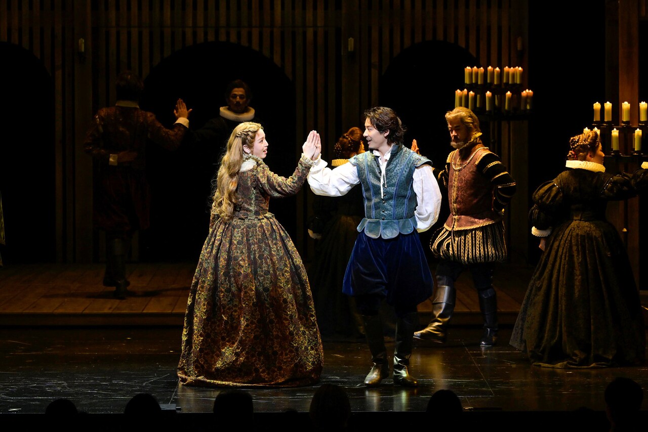 劇団四季「恋におちたシェイクスピア」より。（撮影：上原タカシ）