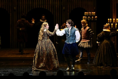 劇団四季「恋におちたシェイクスピア」より。（撮影：上原タカシ）