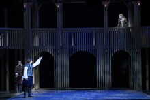 劇団四季「恋におちたシェイクスピア」より。（撮影：上原タカシ）