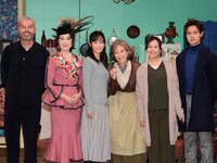 「飛び立つ前に」会見より。左からラディスラス・ショラー(演出)、剣幸、前田敦子、若村麻由美、奥貫薫、岡本圭人。（撮影：細野晋司）