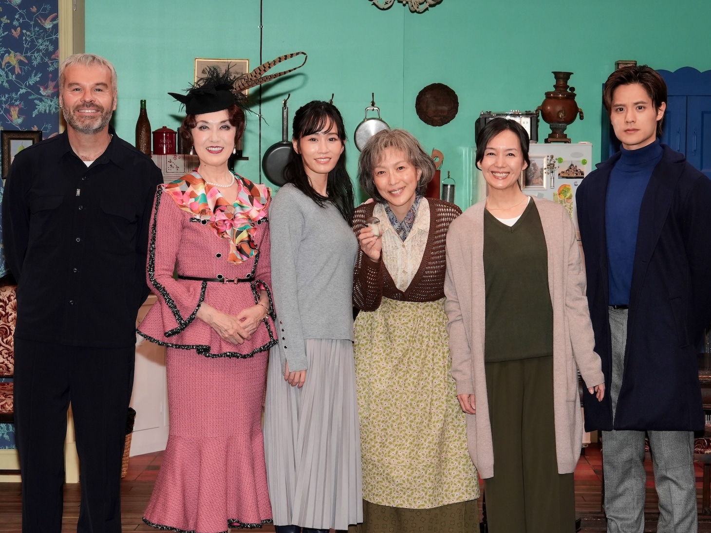 「飛び立つ前に」会見より。左からラディスラス・ショラー(演出)、剣幸、前田敦子、若村麻由美、奥貫薫、岡本圭人。（撮影：細野晋司）