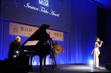 「第14回 岩谷時子賞」授賞式より。島田歌穂の「オン・マイ・オウン」のパフォーマンス。