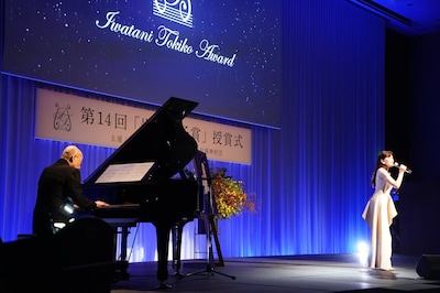 「第14回 岩谷時子賞」授賞式より。島田歌穂の「オン・マイ・オウン」のパフォーマンス。