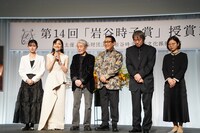 「第14回 岩谷時子賞」授賞式後の囲み取材より。左から堀内優里、島田歌穂、宇野亞喜良、さだまさし、大友良英、中川優芽花。