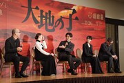 舞台「大地の子」製作発表会見より。左から山西惇、上白石萌歌、井上芳雄、奈緒、益岡徹。