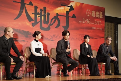 舞台「大地の子」製作発表会見より。左から山西惇、上白石萌歌、井上芳雄、奈緒、益岡徹。