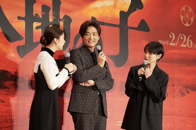 舞台「大地の子」囲み取材より。左から上白石萌歌、井上芳雄、奈緒。