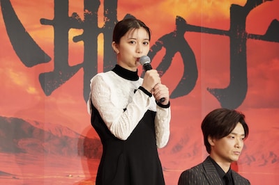 舞台「大地の子」製作発表会見より、上白石萌歌。