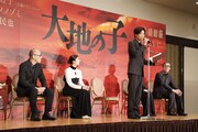 舞台「大地の子」製作発表会見より。栗山民也のコメントを代読する井上芳雄。（左から3人目）